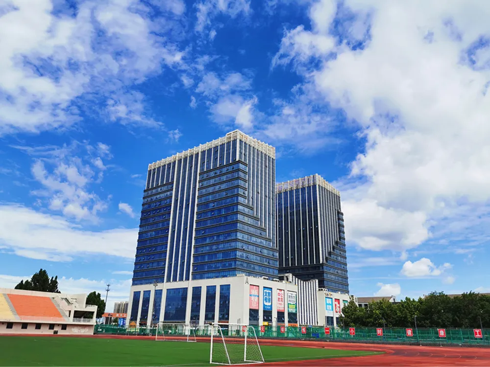 ภาพมุมสูงถนนต้นไม้เปลี่ยนสีในวิทยาเขต Hebei Normal University