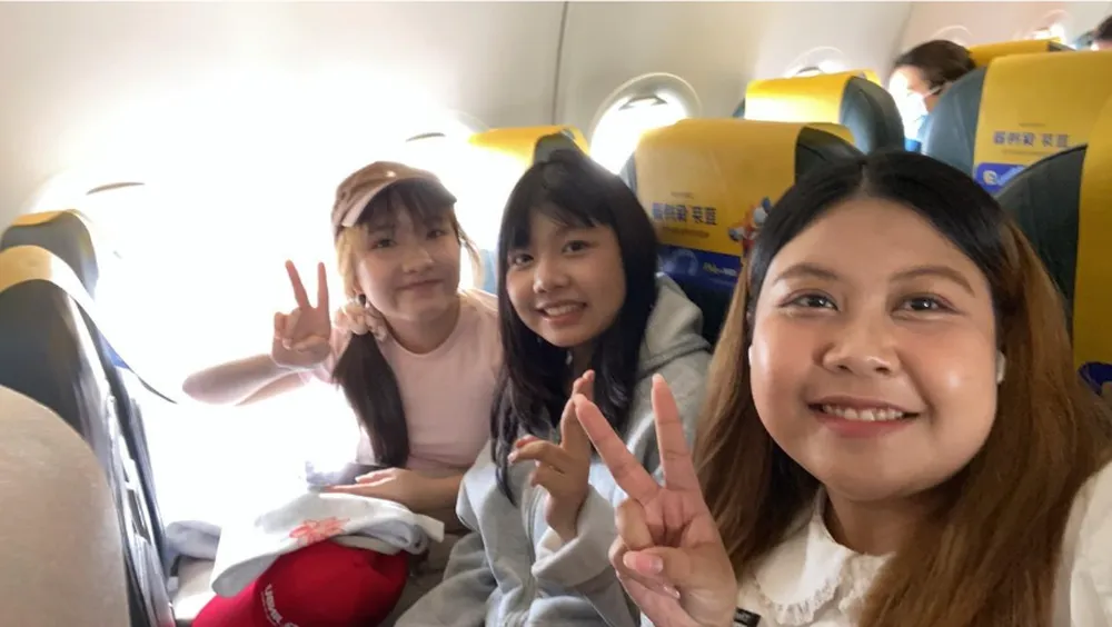 ครูแป๋มและนักเรียนระหว่างเดินทางโดยเครื่องบินไปจีน