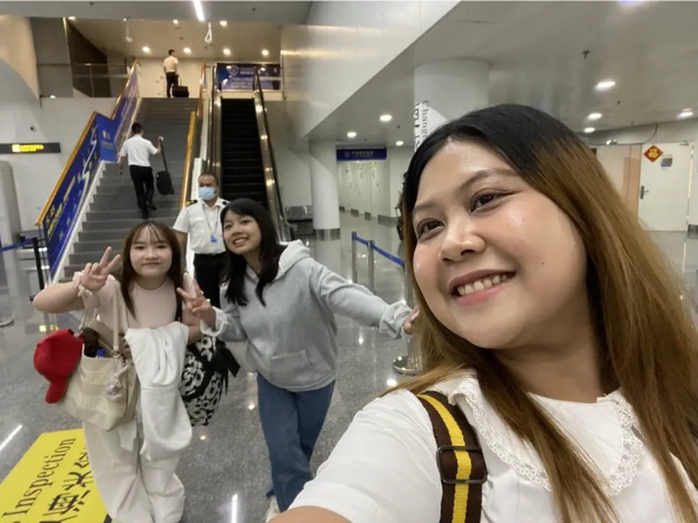 ครูแป๋มกับนักเรียนเก็บภาพร่วมกันระหว่างการเดินทาง