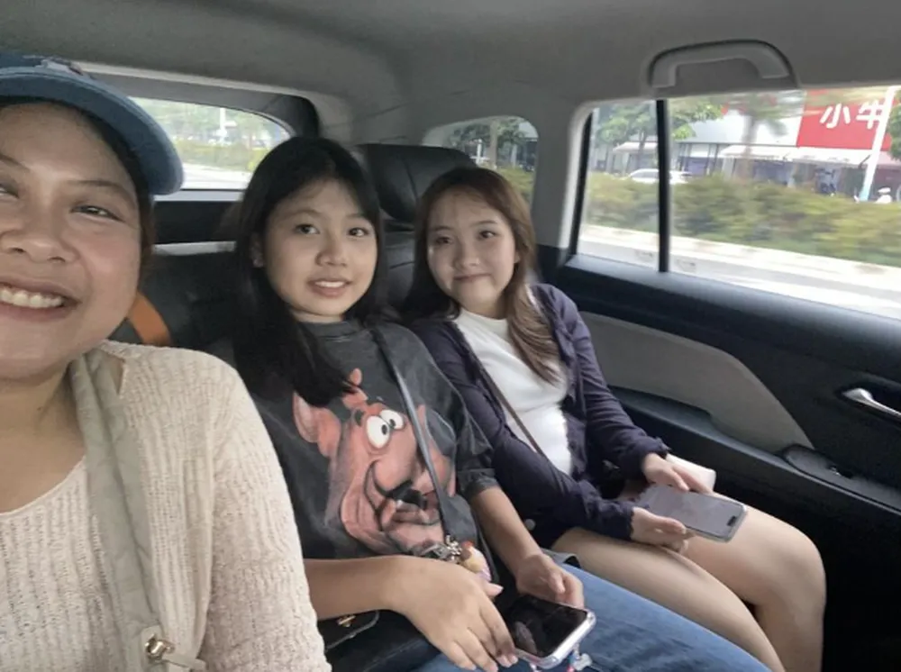 ครูแป๋มและนักเรียนระหว่างเดินทางด้วยรถในประเทศจีน