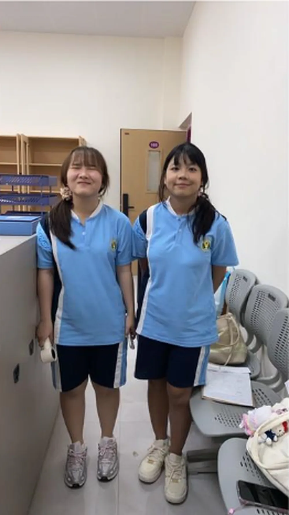 นักเรียนทั้งสองคนในชุดนักเรียนระหว่างเริ่มต้นการเรียนที่จีน
