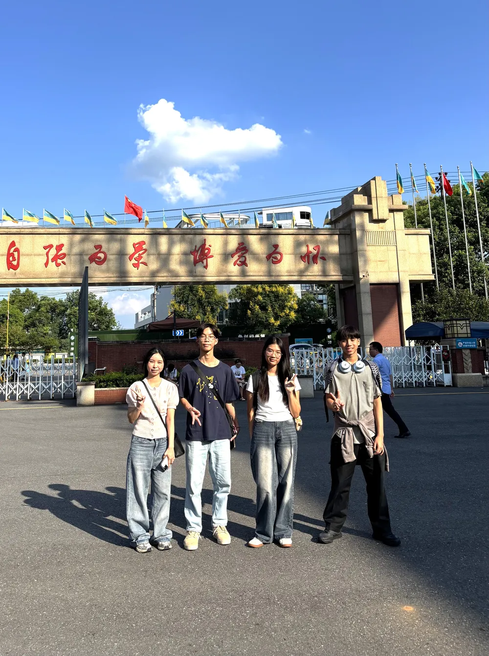 ครูเนยและนักเรียน Jinbu ในวันรายงานตัวที่ Zhejiang Zhuji Ronghuai School