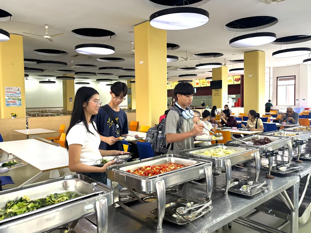 บรรยากาศโรงอาหารที่ครูเนยได้เห็นระหว่างไปส่งนักเรียน