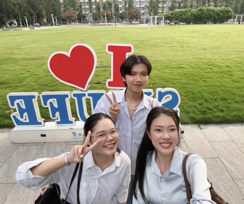 ครูลี่ลี่ ครูต้นไทร และน้องริชชี่ที่ Southwestern University of Finance and Economics
