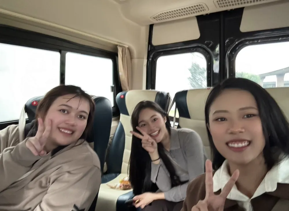 ครูลี่ลี่และนักเรียนเก็บภาพร่วมกันระหว่างการเดินทาง