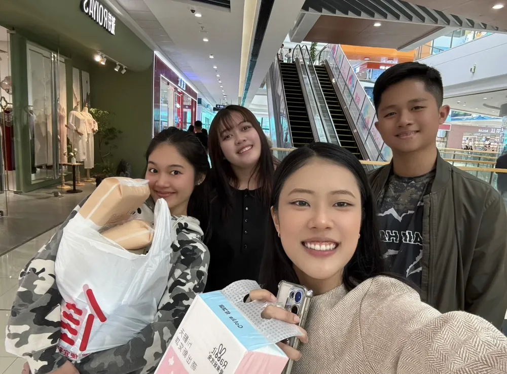 ครูลี่ลี่กับนักเรียนในบรรยากาศการใช้ชีวิตประจำวัน