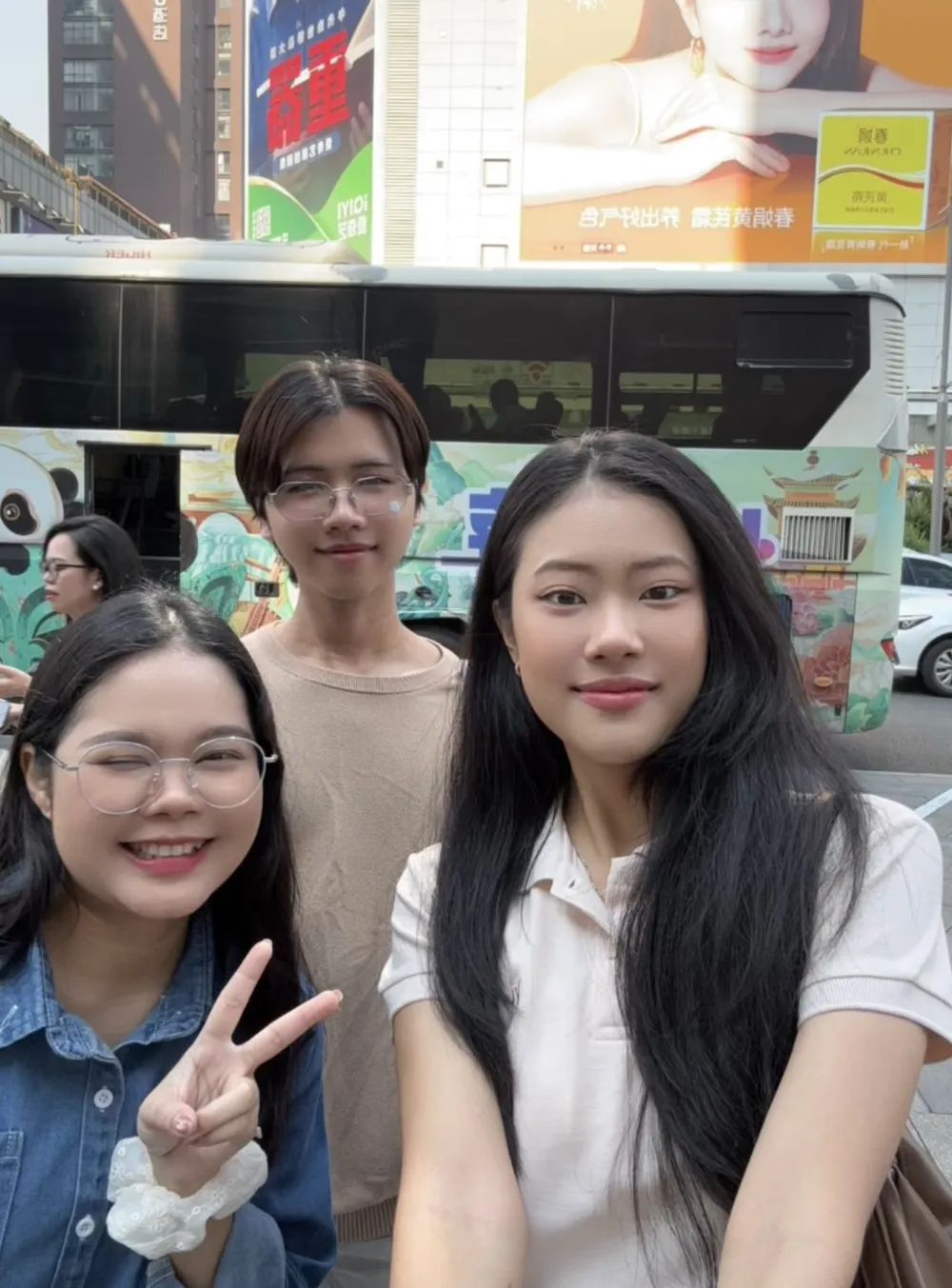 ครูลี่ลี่ ครูต้นไทร และน้องริชชี่ระหว่างเรียนรู้การใช้ชีวิตในเมือง
