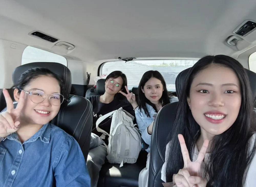 ครูลี่ลี่ ครูต้นไทร และนักเรียนระหว่างการเดินทาง