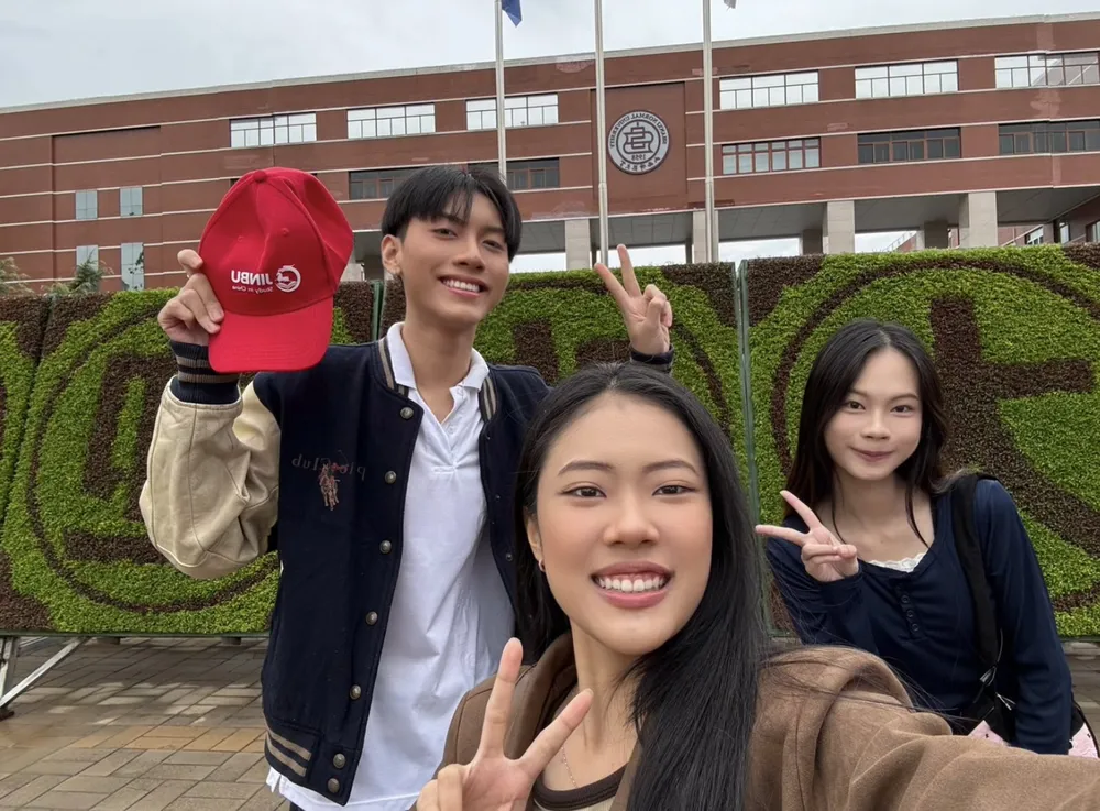 ครูลี่ลี่ รุ่นพี่และน้องเฟรมเก็บภาพร่วมกันที่ Shanxi Normal University