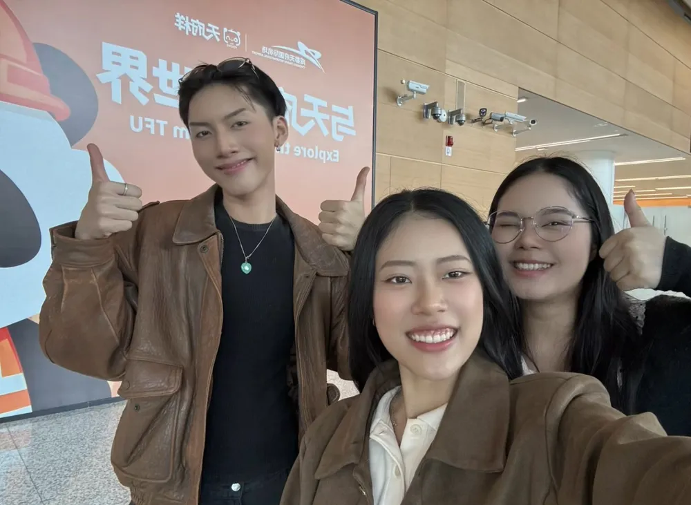 ภาพความทรงจำระหว่างครูลี่ลี่ ครูต้นไทรกับนักเรียนในทริปส่งน้องเฟรม