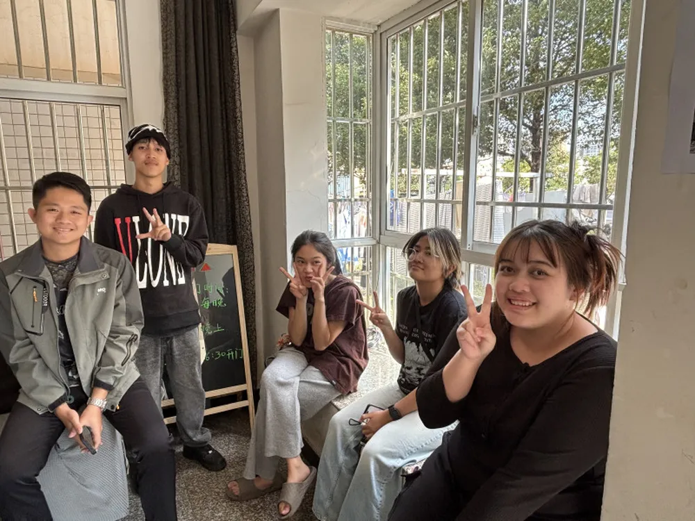 นักเรียนกับรุ่นพี่ Jinbu ในช่วงเริ่มต้นชีวิตในประเทศจีน