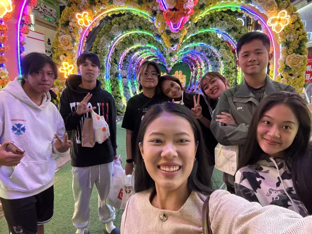 ภาพความทรงจำของครูลี่ลี่และนักเรียนในช่วงเย็น