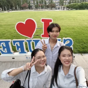 ครูลี่ลี่ ครูต้นไทร และน้องริชชี่ที่ Southwestern University of Finance and Economics