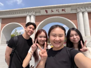 หวังเหล่าซือกับนักเรียนระหว่างทริปส่งนักเรียนไปจีน
