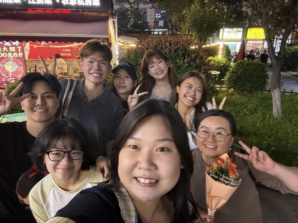 ภาพหมู่ของเติ้งเหล่าซือและนักเรียนในประเทศจีน
