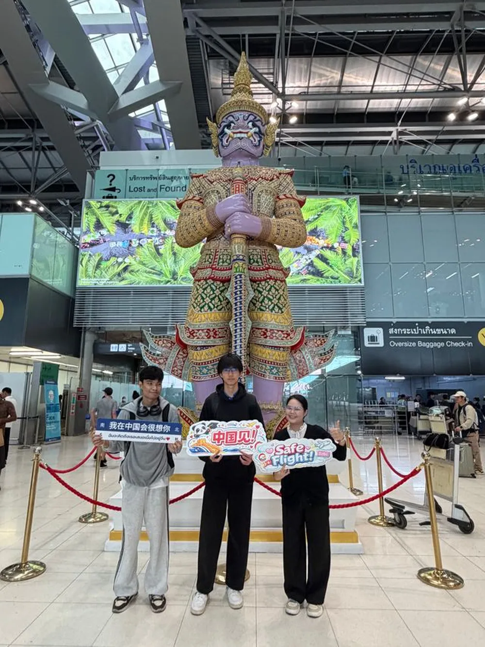 ครูต้นไทรและนักเรียน Jinbu เก็บภาพที่สนามบินในประเทศไทย