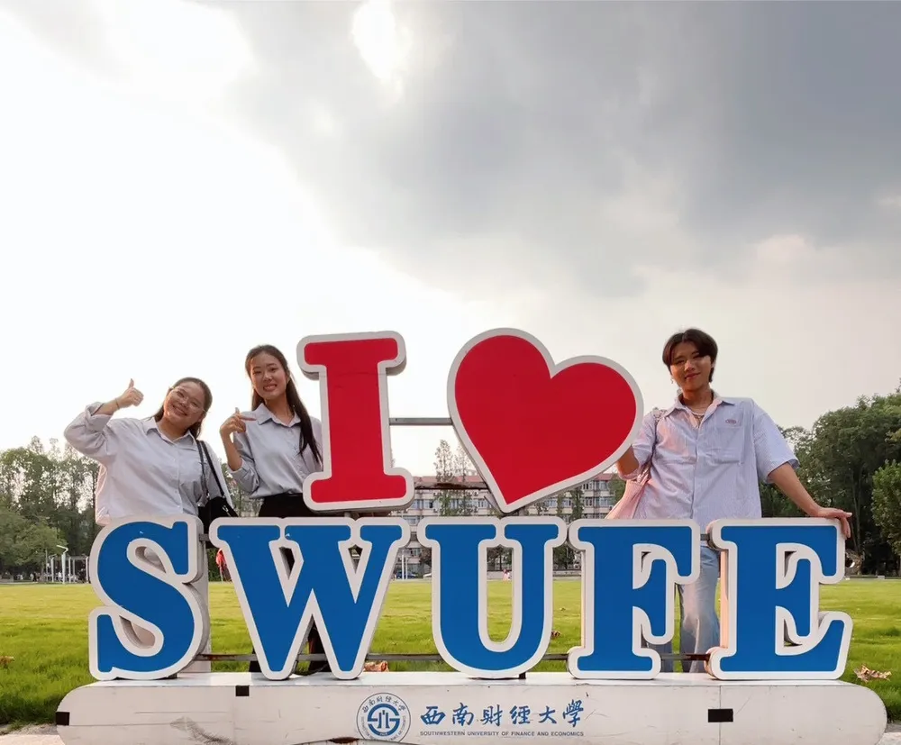 ครูต้นไทร ครูลี่ลี่ และนักเรียนที่ Southwestern University of Finance and Economics