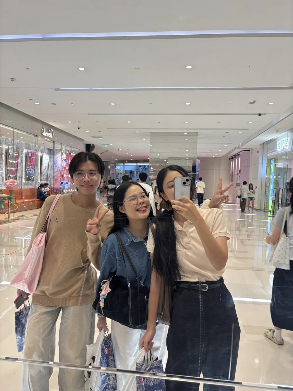 ครูต้นไทรกับนักเรียนระหว่างทริปส่งนักเรียนไปจีน
