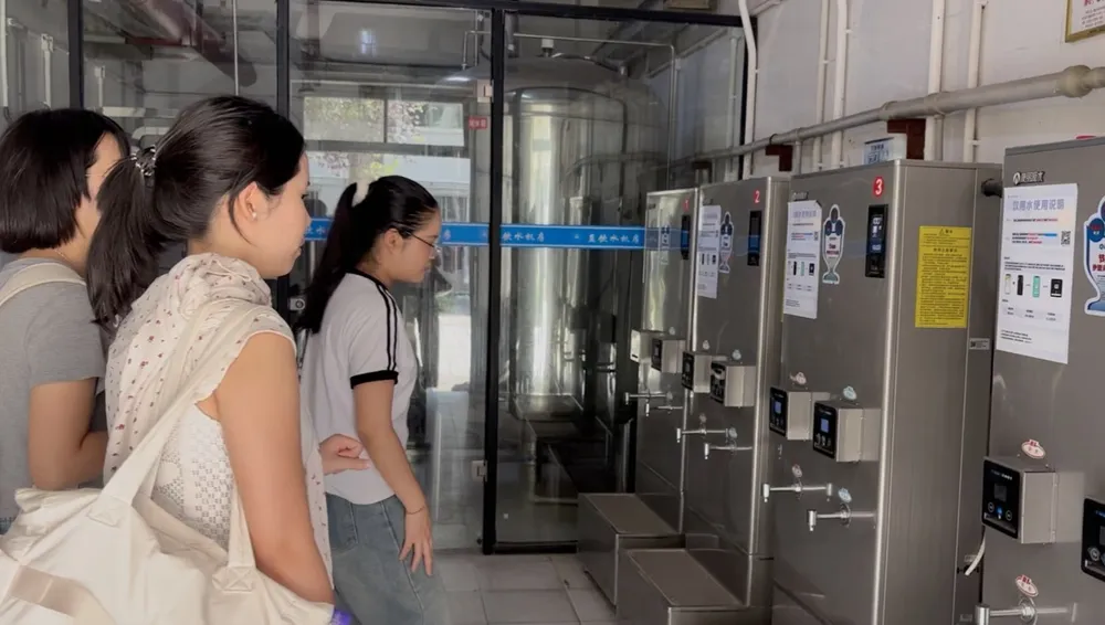 นักเรียนฝึกใช้จุดบริการในสถานีรถไฟฟ้าระหว่างทริป