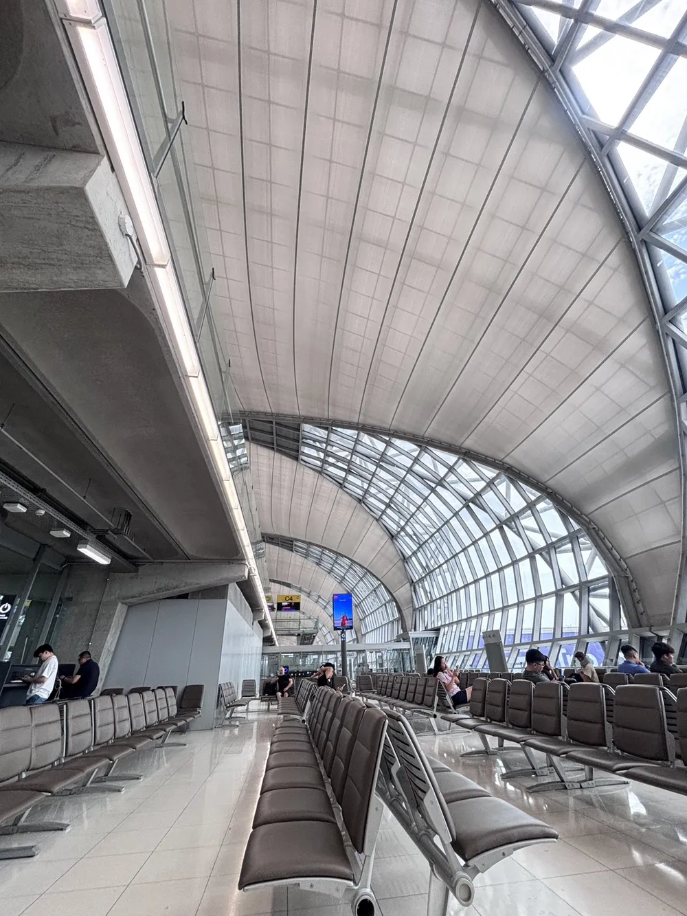บรรยากาศสถานีขนส่งระหว่างการเดินทางของครูต้นไทร
