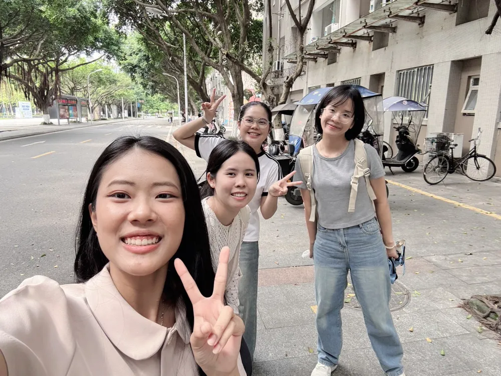 ครูต้นไทร ครูลี่ลี่ และนักเรียนเก็บภาพร่วมกันระหว่างทริป