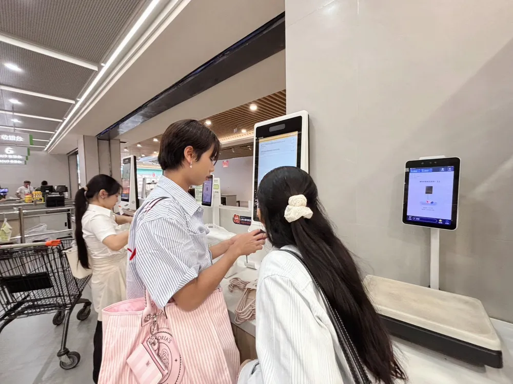 นักเรียนระหว่างเรียนรู้ขั้นตอนการดำเนินการซื้อของในทริปของครูต้นไทร