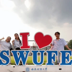 ครูต้นไทร ครูลี่ลี่ และนักเรียนที่ Southwestern University of Finance and Economics