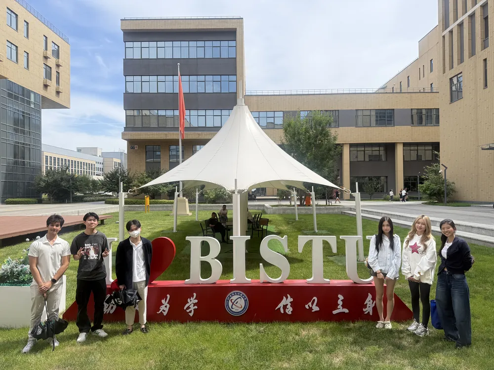 นักศึกษาปริญญาตรี Jinbu กับทีมงานที่ Beijing Information Science and Technology University