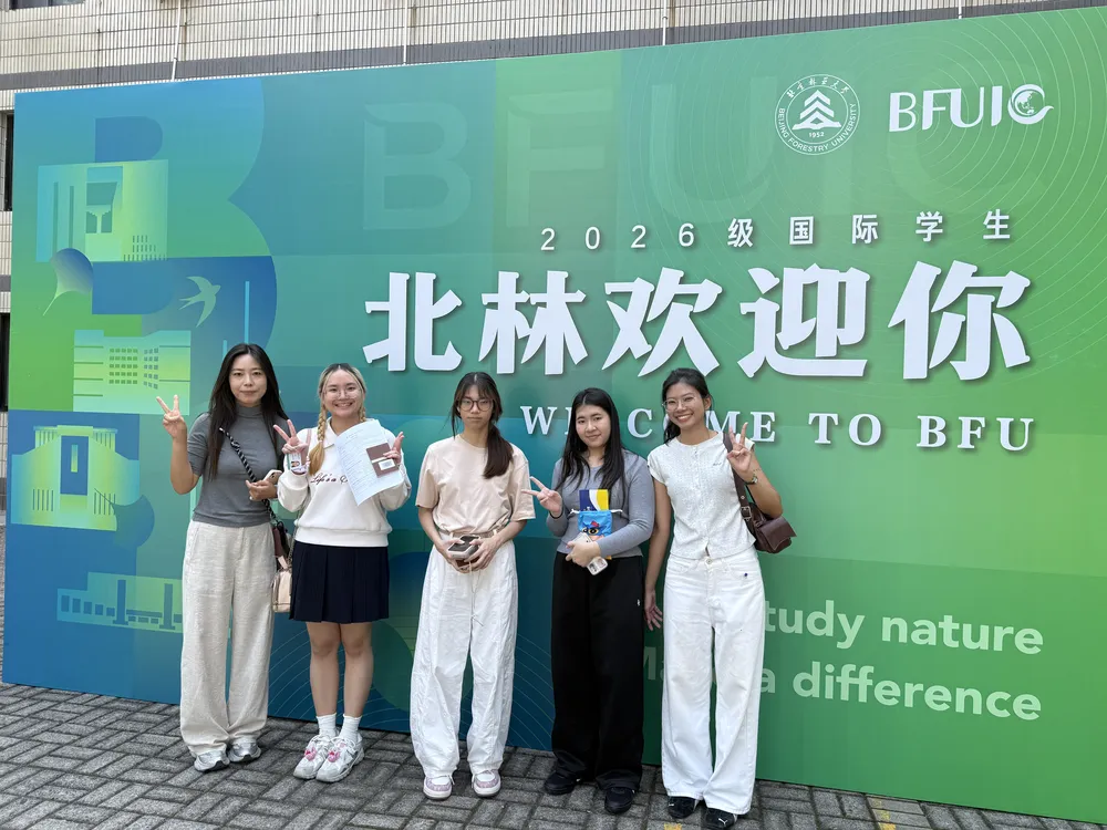 นักศึกษากับทีมงาน Jinbu ในบรรยากาศต้อนรับนักศึกษาใหม่ของ Beijing Forestry University