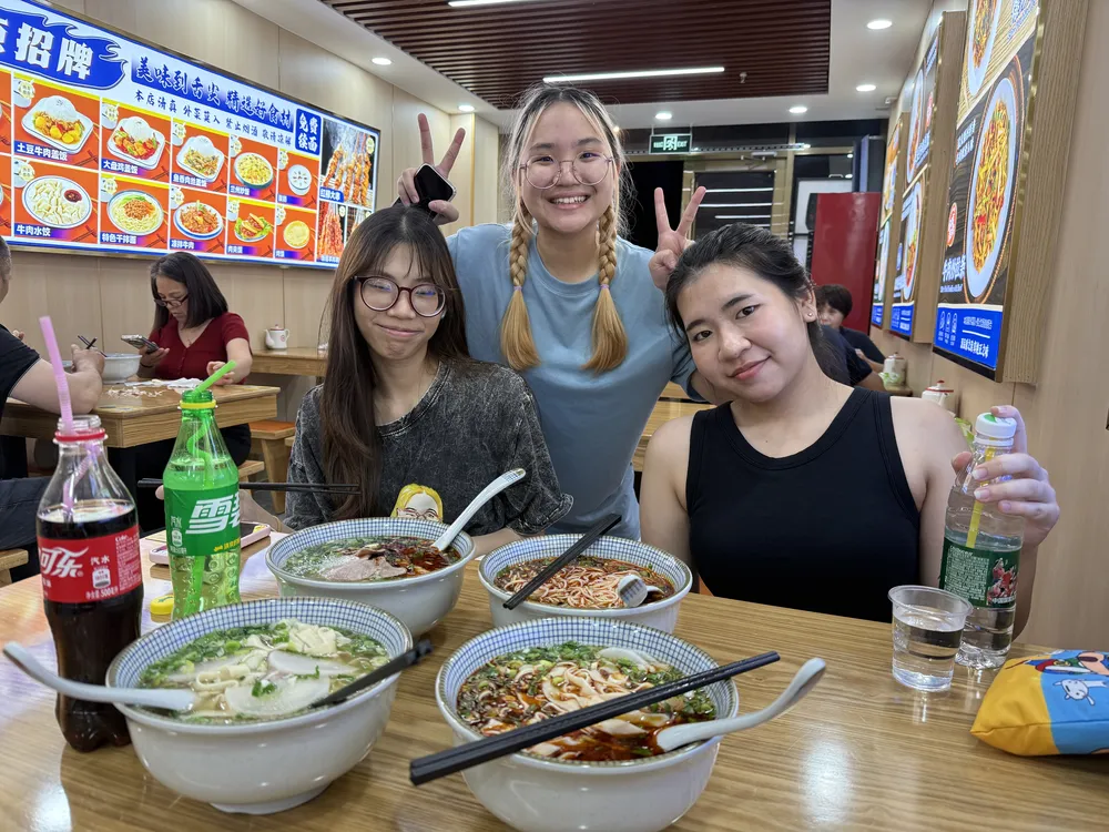 ช่วงเวลารับประทานอาหารร่วมกับนักเรียนระหว่างทริปของครูมิ้น