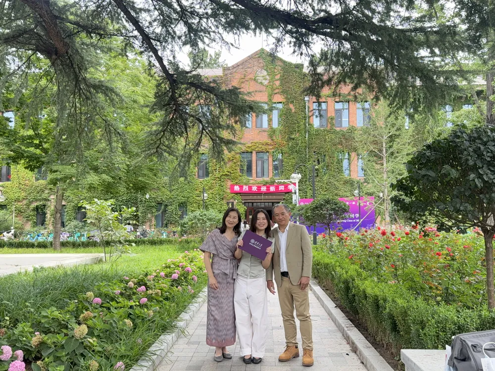 นักศึกษากับบรรยากาศร่มรื่นภายใน Tsinghua University