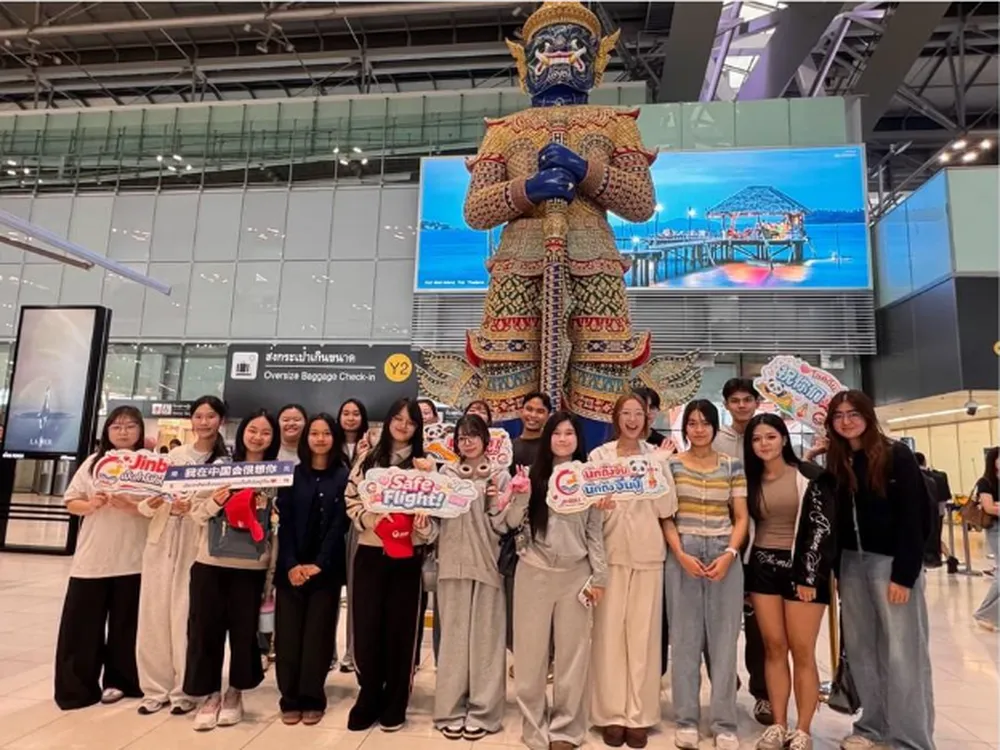 ครูขิมและนักเรียน Jinbu เก็บภาพร่วมกันที่สนามบินในประเทศไทย