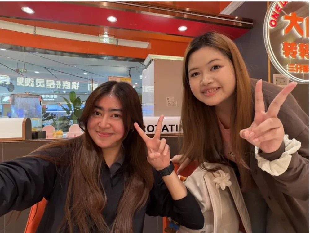 ครูขิมกับนักเรียนระหว่างทริปส่งนักเรียนไปจีน