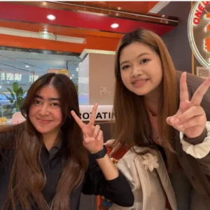 ครูขิมกับนักเรียนระหว่างทริปส่งนักเรียนไปจีน