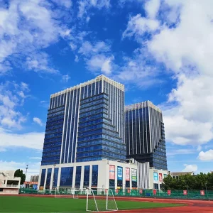 ภาพมุมสูงถนนต้นไม้เปลี่ยนสีในวิทยาเขต Hebei Normal University